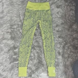 Bombshell Yellow snake seamless leggings